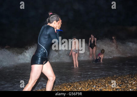 Brighton & Hove, East Sussex, UK. 21. Juni 2016. Brightons Midnight Moonlight Sonnenwende Meer Schwimmer. Bildnachweis: Julia Claxton/Alamy Live-Nachrichten Stockfoto