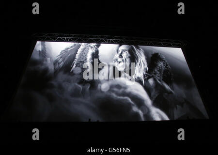 Zagreb, Kroatien. 20. Juni 2016. : Gutterdämmerung mit Henry Rollins, begleitet von einer live Rock ' n Rollband führt auf der Hauptbühne am ersten Tag des 11. INmusic Festival befindet sich auf dem See Jarun in Zagreb, Kroatien. Gutterdämmerung ist eine neue Rock ' n Roll / film / gig Konzept aus dem Geist der belgischen und schwedischen bildender Künstler Björn Tagemose. Gutterdämmerung ist Teil Rock Show Teil immersive Kinoerlebnis mit einigen der größten Rock-Namen auf dem Planeten einschließlich Grace Jones, Iggy Pop, Henry Rollins, Eagles Of Death Metal Jesse Hughes, Lemmy von Motörhead, Tom Araya, Ma Stockfoto