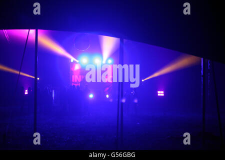 Zagreb, Kroatien. 20. Juni 2016. : Ambiente und Atmosphäre am ersten Tag des 11. INmusic Festival befindet sich auf dem See Jarun in Zagreb, Kroatien. Eines der Konzert-Zelte. Bildnachweis: PhotoJa/Alamy Live-Nachrichten Stockfoto