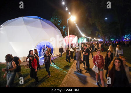 Zagreb, Kroatien. 20. Juni 2016. : Ambiente und Atmosphäre am ersten Tag des 11. INmusic Festival befindet sich auf dem See Jarun in Zagreb, Kroatien. Bildnachweis: PhotoJa/Alamy Live-Nachrichten Stockfoto