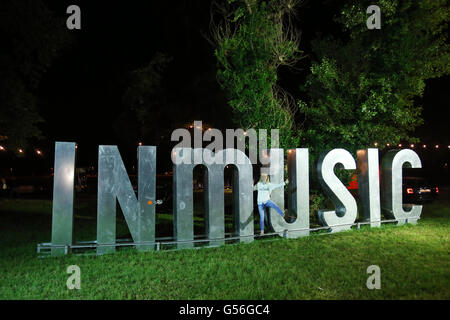 Zagreb, Kroatien. 20. Juni 2016. : Ambiente und Atmosphäre am ersten Tag des 11. INmusic Festival befindet sich auf dem See Jarun in Zagreb, Kroatien. Großes Blechschild am Eingang des Festivals. Bildnachweis: PhotoJa/Alamy Live-Nachrichten Stockfoto