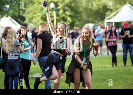 Zagreb, Kroatien. 20. Juni 2016. : Ambiente und Atmosphäre am ersten Tag des 11. INmusic Festival direkt am See Jarun in Zagreb, Croatia.Happy Mädchen in der Menge. Bildnachweis: PhotoJa/Alamy Live-Nachrichten Stockfoto