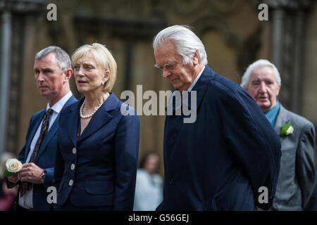 London, UK. 20. Juni 2016. Lord Owen und Dennis Skinner MP erreichen St. Margarets Church in Westminster, zusammen mit anderen Abgeordneten und Mitglieder des House Of Lords, für einen besonderen Service im Gedenken an Jo Cox. Alle Teilnehmer trugen weiße Rosen. Jo Cox wurde am 16. Juni in ihrem Wahlkreis Batley und Spen getötet. Bildnachweis: Mark Kerrison/Alamy Live-Nachrichten Stockfoto