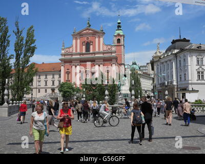 Ein Panoramablick auf die slowakische Hauptstadt mit der Franziskaner-Kirche der Mariä Verkündigung als 16. Juni 2016 in Ljubljana, Slowakei gesehen. Foto: Thomas Brey/dpa Stockfoto