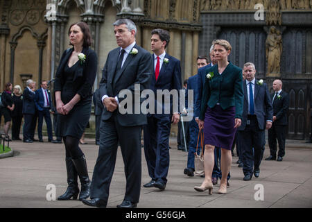 London, UK. 20. Juni 2016. Ed Miliband MP, ehemaliger Führer der Opposition und Yvette Cooper MP kommen in der St. Margarets Church in Westminster, zusammen mit anderen Abgeordneten und Mitglieder des House Of Lords, für einen besonderen Service in Andenken an Jo Cox. Die Teilnehmer trugen weiße Rosen. Jo Cox wurde am 16. Juni in ihrem Wahlkreis Batley und Spen getötet. Bildnachweis: Mark Kerrison/Alamy Live-Nachrichten Stockfoto