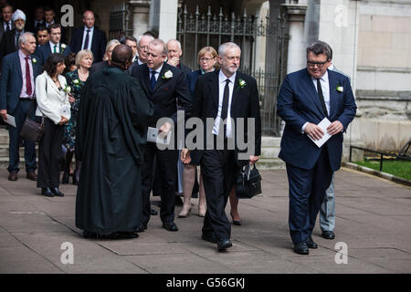 London, UK. 20. Juni 2016. Führer der Opposition Jeremy Corbyn und stellvertretender Vorsitzender der Labour Party Tom Watson verlassen St Margarets Church in Westminster, nach einen besonderen Service im Gedenken an Jo Cox. Jo Cox wurde am 16. Juni in ihrem Wahlkreis Batley und Spen getötet. Bildnachweis: Mark Kerrison/Alamy Live-Nachrichten Stockfoto