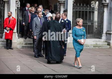 London, UK. 20. Juni 2016. Die Opposition Chief Whip Rosie Winterton verlässt St Margarets Church in Westminster, nach einen besonderen Service im Gedenken an Jo Cox. Jo Cox wurde am 16. Juni in ihrem Wahlkreis Batley und Spen getötet. Bildnachweis: Mark Kerrison/Alamy Live-Nachrichten Stockfoto