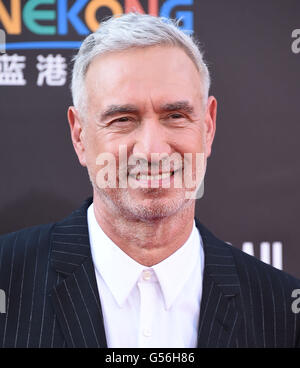 Hollywood, Kalifornien, USA. 20. Juni 2016. Roland Emmerich kommt für die Premiere des Films ''' Unabhängigkeitstag: Wiederaufleben "im chinesischen Theater. Bildnachweis: Lisa O'Connor/ZUMA Draht/Alamy Live-Nachrichten Stockfoto