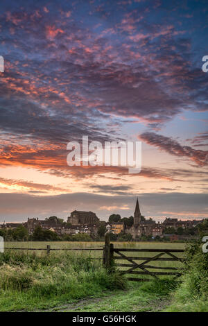 Malmesbury, Großbritannien. 21. Juni 2016. Eine schöne Morgendämmerung über Wiltshire-Hügel-Stadt von Malmesbury am 21. Juni. Credit: Terry Mathews/Alamy Live News Stockfoto