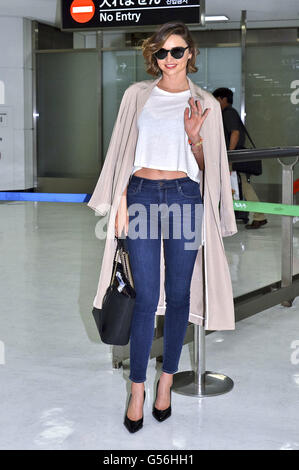 Chiba, Japan. 19. Juni 2016. Model Miranda Kerr ist bei der Ankunft am internationalen Flughafen Narita in Chiba, Japan, am 19. Juni 2016 gesehen. | Verwendung Weltweit © Dpa/Alamy Live-Nachrichten Stockfoto