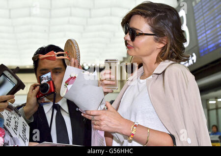 Chiba, Japan. 19. Juni 2016. Model Miranda Kerr ist bei der Ankunft am internationalen Flughafen Narita in Chiba, Japan, am 19. Juni 2016 gesehen. | Verwendung Weltweit © Dpa/Alamy Live-Nachrichten Stockfoto