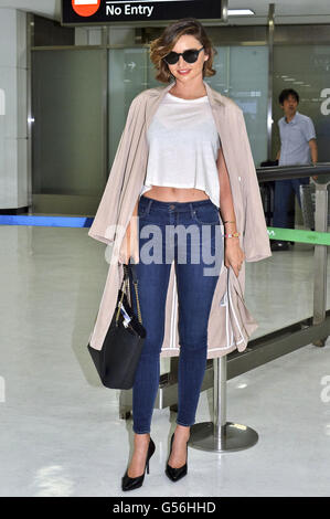 Chiba, Japan. 19. Juni 2016. Model Miranda Kerr ist bei der Ankunft am internationalen Flughafen Narita in Chiba, Japan, am 19. Juni 2016 gesehen. | Verwendung Weltweit © Dpa/Alamy Live-Nachrichten Stockfoto