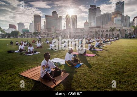 Kuala Lumpur, Malaysia. 21. Juni 2016. Menschen nehmen Teil in einem kollektiven Yoga anlässlich der internationalen Yoga Tag in Kuala Lumpur, der Hauptstadt von Malaysia, am 21. Juni 2016. Bildnachweis: Chong Voon Chung/Xinhua/Alamy Live-Nachrichten Stockfoto