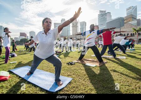 Kuala Lumpur, Malaysia. 21. Juni 2016. Menschen nehmen Teil in einem kollektiven Yoga anlässlich der internationalen Yoga Tag in Kuala Lumpur, der Hauptstadt von Malaysia, am 21. Juni 2016. Bildnachweis: Chong Voon Chung/Xinhua/Alamy Live-Nachrichten Stockfoto