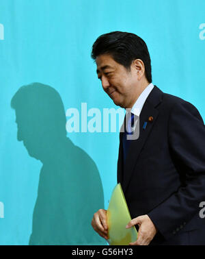 Dienstag. 21. Juni 2016. Tokio, Japan. 21. Juni 2016. Japans Ministerpräsident Shinzo Abe Blätter der Japan National Press Club in Tokyo, wo die Staats-und Regierungschefs Japans neun großen politischen Parteien versammelten sich zu einer Diskussion auf Dienstag, 21. Juni 2016, einen Tag vor der offiziellen starten Kampagne für den Juli, 10 Haus der Council.lors Wahl. © Natsuki Sakai/AFLO/Alamy Live News Bildnachweis: Aflo Co. Ltd./Alamy Live-Nachrichten Stockfoto