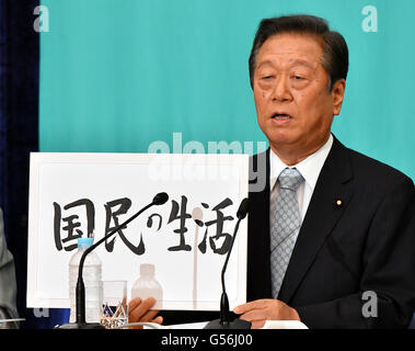 Tokio, Japan. 21. Juni 2016. Ichiro Ozawa von Peples Life Party hält einen handschriftlichen Slogan für die bevorstehende Oberhaus Wahl während einer Debatte zwischen den Führern der Japans neun großen politischen Parteien vor dem Japan National Press Club in Tokio wo Dienstag, 21. Juni 2016. © Natsuki Sakai/AFLO/Alamy Live News Bildnachweis: Aflo Co. Ltd./Alamy Live-Nachrichten Stockfoto