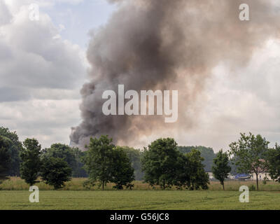 Leyland, Lancashire, UK. 21. Juni 2016. Großbrand in Wiltshire Hobelspänen und Sägemehl liefert verursacht einige Residemnts evakuiert werden. Bildnachweis: Sue Burton/Alamy Live-Nachrichten Stockfoto