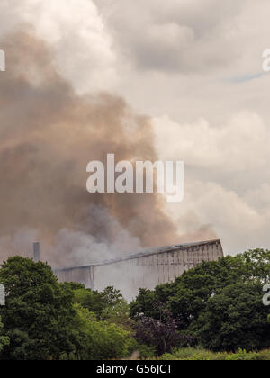 Leyland, Lancashire, UK. 21. Juni 2016. Großbrand in Wiltshire Hobelspänen und Sägemehl liefert verursacht einige Residemnts evakuiert werden. Bildnachweis: Sue Burton/Alamy Live-Nachrichten Stockfoto