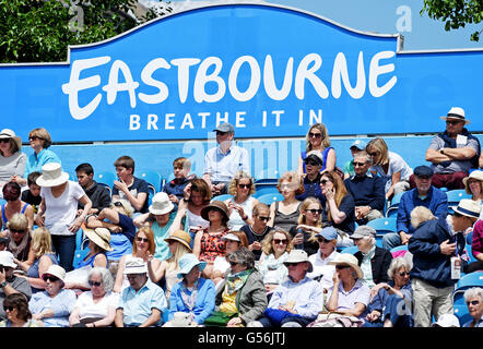 Eastbourne, Sussex, UK. 21. Juni 2016. Fans genießen Sie die Sonne bei den Aegon International-Tennis-Turnier in Devonshire Park in Eastbourne. 21. Juni 2016.  Bildnachweis: Simon Dack/Alamy Live-Nachrichten Stockfoto