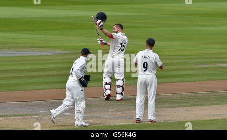 Manchester UK 21. Juni 2016 Steven Croft (Lancashire) feiert seine Jahrhundert am zweiten Tag von ihrem Spiel gegen Warwickshire im Old Trafford Emirates in der Grafschaft-Meisterschaft zu erreichen. Bildnachweis: John Fryer/Alamy Live-Nachrichten Stockfoto