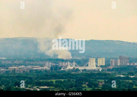 Preston, UK. 21. Juni 2016. Ein Großbrand am Whitfire Späne, Preston. Können schon über 10 Meilen entfernt auf Leuchtfeuer verliebte sich in den Wald von Bowland zu sehen.  10 Feuer Besatzungen haben das Feuer heute Morgen in Angriff genommen. Einige Häuser in der Nähe gewesen evacuated.copyright. Gary Telford/Alamy live-Nachrichten Stockfoto