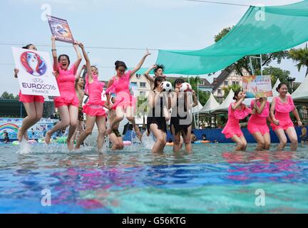 (160621)--CHONGQING, 21. Juni 2016 (Xinhua)--man gerne selbst mit Wasser in Chongqing, Südwestchina, 21. Juni 2016. Dienstag ist der Sommer-Sonnenwende, der 10. solar Begriff. Die höchste Temperatur in Chongqing erreicht 35 Grad Celsius Dienstag. (Xinhua/Chen Cheng) (Yxb) Stockfoto
