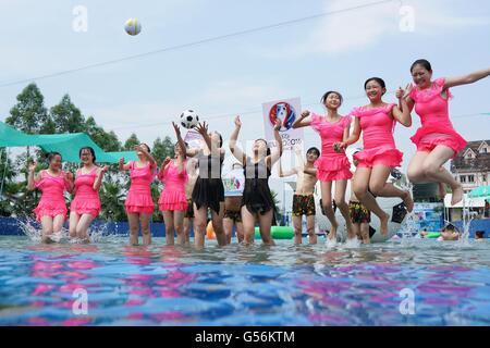 (160621)--CHONGQING, 21. Juni 2016 (Xinhua)--man gerne selbst mit Wasser in Chongqing, Südwestchina, 21. Juni 2016. Dienstag ist der Sommer-Sonnenwende, der 10. solar Begriff. Die höchste Temperatur in Chongqing erreicht 35 Grad Celsius Dienstag. (Xinhua/Chen Cheng) (Yxb) Stockfoto
