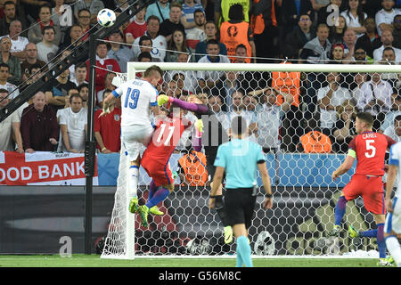 Stade Geoffroy-Guichard, St Etienne, Frankreich. 20. Juni 2016. Gruppe B-match zwischen Slowakei und England Geoffroy Guichard Stadion in Saint-Etienne, Frankreich, 20 Juni. Juraj Kucka (Slo) und Jamie Vardy bekommen klapperten als Keeper Joe Hart (GER) schlägt klar © Action Plus Sport/Alamy Live News Stockfoto