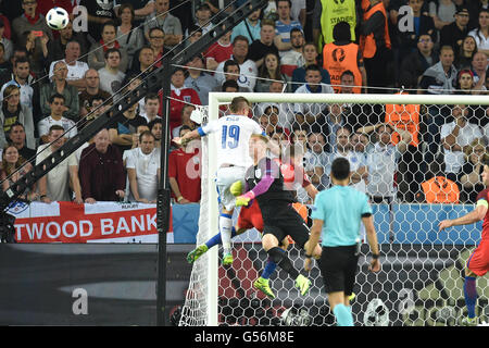 Stade Geoffroy-Guichard, St Etienne, Frankreich. 20. Juni 2016. Gruppe B-match zwischen Slowakei und England Geoffroy Guichard Stadion in Saint-Etienne, Frankreich, 20 Juni. Juraj Kucka (Slo) und Jamie Vardy bekommen klapperten als Keeper Joe Hart (GER) schlägt klar © Action Plus Sport/Alamy Live News Stockfoto