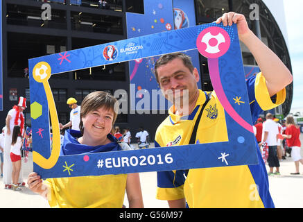 Marseille, Frankreich. 21. Juni 2016. Anhänger der Ukraine jubeln vor der UEFA Euro 2016 Gruppe C Fußball-match zwischen Ukraine Vs Polen im Stadion Stade Velodrome in Marseille, Frankreich, 21. Juni 2016. Foto: Federico Gambarini/Dpa/Alamy Live News Stockfoto