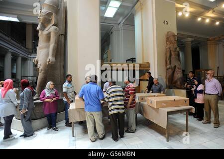 Kairo, Ägypten. 21. Juni 2016. Ägyptische Antiquitäten Beamten tragen einen Deckel des Sarkophags bei seiner Ankunft in das ägyptische Museum in Kairo, Ägypten, am 21. Juni 2016. Zwei antiken ägyptischen Sarkophag Abdeckungen wurden zum ägyptischen Museum von Kairo ausgeliefert, nachdem sie bei einer Auktion in Israel aufgetaucht. Altertümer Minister Khaled el-Anani sagt die bunten Holzdeckel, dekoriert mit Hieroglyphen und Illustrationen, wurden wiederhergestellt, nachdem sie ging auf Verkauf im Jahr 2012 und kehrte nach der Zusammenarbeit zwischen den beiden Ländern und Interpol © Amr Sayed/APA Bilder/ZUMA Draht/Alamy Live News Stockfoto