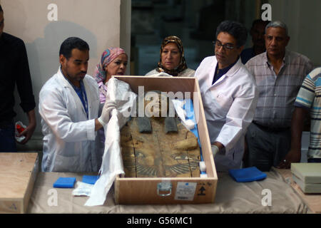 Kairo. 21. Juni 2016. Arbeitendes Personal zeigen den Deckel der Sarkophage im ägyptischen Museum in Kairo am 21. Juni 2016. Nach diplomatischen und archäologischen Verfahren gelang es Ägypten Rückführung die Deckel der beiden Sarkophage, die gestohlen worden und illegal aus dem Land nach Jerusalem über Dubai durch eine israelische Antiquitäten Händler geschmuggelt. Die Deckel stammt aus der ägyptischen Antike wurden von der israelischen Altertumsbehörde und Jerusalem Interpol im Showroom von einer Auktion Hall in Jerusalem im Jahr 2012 bemerkt. Bildnachweis: Xinhua/Alamy Live-Nachrichten Stockfoto