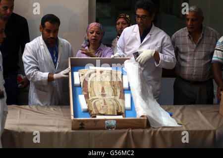 Kairo. 21. Juni 2016. Arbeitendes Personal zeigen den Deckel der Sarkophage im ägyptischen Museum in Kairo am 21. Juni 2016. Nach diplomatischen und archäologischen Verfahren gelang es Ägypten Rückführung die Deckel der beiden Sarkophage, die gestohlen worden und illegal aus dem Land nach Jerusalem über Dubai durch eine israelische Antiquitäten Händler geschmuggelt. Die Deckel stammt aus der ägyptischen Antike wurden von der israelischen Altertumsbehörde und Jerusalem Interpol im Showroom von einer Auktion Hall in Jerusalem im Jahr 2012 bemerkt. Bildnachweis: Xinhua/Alamy Live-Nachrichten Stockfoto