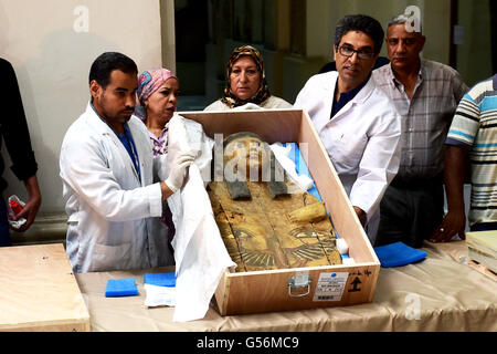 Kairo. 21. Juni 2016. Arbeitendes Personal zeigen den Deckel der Sarkophage im ägyptischen Museum in Kairo am 21. Juni 2016. Nach diplomatischen und archäologischen Verfahren gelang es Ägypten Rückführung die Deckel der beiden Sarkophage, die gestohlen worden und illegal aus dem Land nach Jerusalem über Dubai durch eine israelische Antiquitäten Händler geschmuggelt. Die Deckel stammt aus der ägyptischen Antike wurden von der israelischen Altertumsbehörde und Jerusalem Interpol im Showroom von einer Auktion Hall in Jerusalem im Jahr 2012 bemerkt. Bildnachweis: Xinhua/Alamy Live-Nachrichten Stockfoto