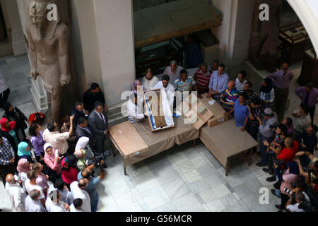 Kairo. 21. Juni 2016. Arbeitendes Personal zeigen den Deckel der Sarkophage im ägyptischen Museum in Kairo am 21. Juni 2016. Nach diplomatischen und archäologischen Verfahren gelang es Ägypten Rückführung die Deckel der beiden Sarkophage, die gestohlen worden und illegal aus dem Land nach Jerusalem über Dubai durch eine israelische Antiquitäten Händler geschmuggelt. Die Deckel stammt aus der ägyptischen Antike wurden von der israelischen Altertumsbehörde und Jerusalem Interpol im Showroom von einer Auktion Hall in Jerusalem im Jahr 2012 bemerkt. Bildnachweis: Xinhua/Alamy Live-Nachrichten Stockfoto