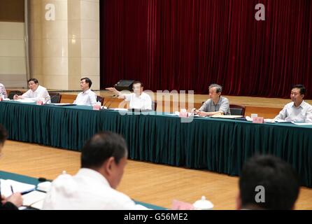 (160621)--Peking, 21. Juni 2016 (Xinhua)--der chinesische Ministerpräsident Li Keqiang (C, Rücken) führt den Vorsitz in einem Symposium in Peking, Hauptstadt von China, am 20. Juni 2016. Li Keqiang besucht China Construction Bank und die Peoples Bank of China, der Zentralbank und den Vorsitz über ein Symposium am Montag. (Xinhua/Pang Xinglei) (Mcg) Stockfoto