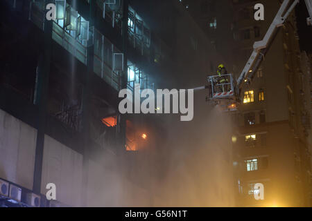 Hong Kong, China. 21. Juni 2016. Feuerwehrleute arbeiten auf dem Gelände eines Industrieparks in Kowloon von Hong Kong, Süd-China, 21. Juni 2016. Brach ein Feuer im Amoycan Industrial Center in Hong Kong Dienstag, verlassen ein Feuerwehr-toter und vier andere empfangen medizinische Behandlungen im Krankenhaus. Bildnachweis: Lui Siu Wai/Xinhua/Alamy Live-Nachrichten Stockfoto