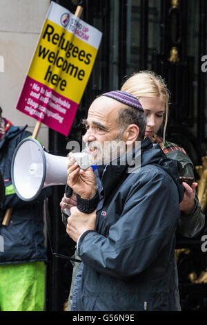 London, UK. 20. Juni 2016. Rabbi Jonathan Wittenberg der neuen North London Synagoge befasst sich mit Aktivisten aus mehreren verschiedenen Organisationen protestieren außerhalb Australien Haus während der World Refugee Week in Solidarität mit laufenden Flüchtling Proteste auf der australischen Insel Haftanstalten von Nauru und Manus. Bildnachweis: Mark Kerrison/Alamy Live-Nachrichten Stockfoto