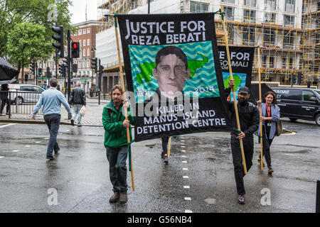 London, UK. 20. Juni 2016. Aktivisten tragen einen Banner fordert "Gerechtigkeit für Reza Berati" bei einem Protest von mehreren verschiedenen Organisationen außerhalb Australien Haus während der World Refugee Week in Solidarität mit den laufenden Flüchtling Proteste auf der australischen Insel Haftanstalten von Nauru und Manus. Reza Berati war ein 23-Year-Old iranischen Asylbewerber bei der Insel Manus Haftanstalt getötet. Bildnachweis: Mark Kerrison/Alamy Live-Nachrichten Stockfoto