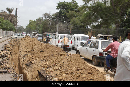 Graben ist außen Sindh Sekretariat Gebäude platzierten neuen Abflusssystem in Karachi auf Dienstag, 21. Juni 2016 Graben wird. Stockfoto