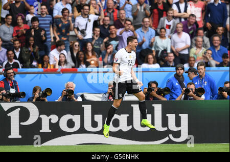 Paris, Frankreich. 21. Juni 2016. Deutschlands Mario Gomez feiert nach seinem Tor zum 1:0 in der Gruppe C der UEFA Euro 2016 Fußballspiel zwischen Nordirland und Deutschland am Stadion Parc des Princes in Paris, Frankreich, 21. Juni 2016. Foto: Arne Dedert/Dpa/Alamy Live-Nachrichten Stockfoto