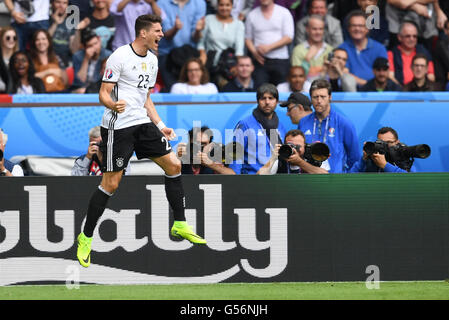 Paris, Frankreich. 21. Juni 2016. Deutschlands Mario Gomez feiert nach seinem Tor zum 1:0 in der Gruppe C der UEFA Euro 2016 Fußballspiel zwischen Nordirland und Deutschland am Stadion Parc des Princes in Paris, Frankreich, 21. Juni 2016. Foto: Arne Dedert/Dpa/Alamy Live-Nachrichten Stockfoto