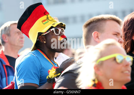 Hamburg, Deutschland. 21. Juni 2016. Fans beobachten die EM-Fußball-Spiel zwischen Deutschland und Nordirland beim Public Viewing auf dem Heiligengeistfeld in Hamburg, Deutschland, 21. Juni 2016. Foto: BODO MARKS/Dpa/Alamy Live-Nachrichten Stockfoto