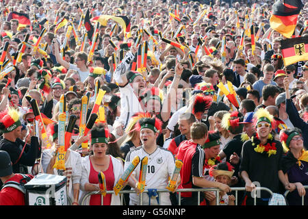 Hamburg, Deutschland. 21. Juni 2016. Fans beobachten die EM-Fußball-Spiel zwischen Deutschland und Nordirland beim Public Viewing auf dem Heiligengeistfeld in Hamburg, Deutschland, 21. Juni 2016. Foto: BODO MARKS/Dpa/Alamy Live-Nachrichten Stockfoto