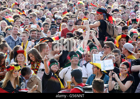 Hamburg, Deutschland. 21. Juni 2016. Fans beobachten die EM-Fußball-Spiel zwischen Deutschland und Nordirland beim Public Viewing auf dem Heiligengeistfeld in Hamburg, Deutschland, 21. Juni 2016. Foto: BODO MARKS/Dpa/Alamy Live-Nachrichten Stockfoto