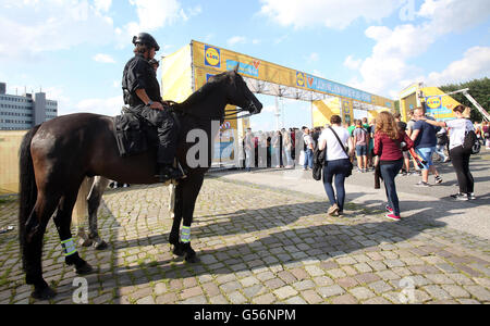 Hamburg, Deutschland. 21. Juni 2016. Berittene Polizisten am Eingang der Fanmeile beim Public Viewing der Fußball-Europameisterschaft match zwischen Deutschland und Irland am Heiligengeistfeld in Hamburg, Deutschland, 21. Juni 2016. Foto: BODO MARKS/Dpa/Alamy Live-Nachrichten Stockfoto