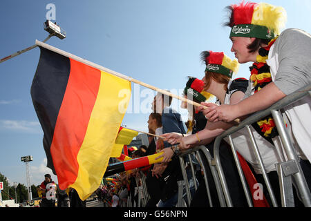 Hamburg, Deutschland. 21. Juni 2016. Fans beobachten die EM-Fußball-Spiel zwischen Deutschland und Nordirland beim Public Viewing auf dem Heiligengeistfeld in Hamburg, Deutschland, 21. Juni 2016. Foto: BODO MARKS/Dpa/Alamy Live-Nachrichten Stockfoto