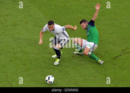 Paris, Frankreich. 21. Juni 2016. Deutschlands Mesut Özil (L) und Nord-Irland Oliver Norwood Herausforderung für den Ball während der UEFA Euro 2016 Gruppe C Fußball-match zwischen Nordirland und Deutschland am Stadion Parc des Princes in Paris, Frankreich, 21. Juni 2016. Foto: Peter Kneffel/Dpa/Alamy Live News Stockfoto