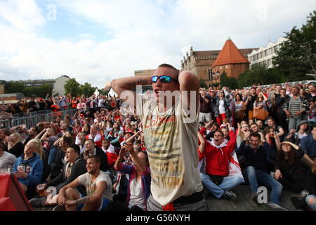 Danzig, Polen 21. Juni 2016 Fan-Zone in Gdansk Stadtzentrum während des Spiels der UEFA EURO 2016 in Frankreich. Polnischen Fußballfans Team zu reagieren, während die Polen V Ukraine Spiel Credit: Michal Fludra/Alamy Live News Stockfoto