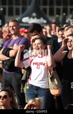 Danzig, Polen 21. Juni 2016 Fan-Zone in Gdansk Stadtzentrum während des Spiels der UEFA EURO 2016 in Frankreich. Polnischen Fußballfans Team zu reagieren, während die Polen V Ukraine Spiel Credit: Michal Fludra/Alamy Live News Stockfoto